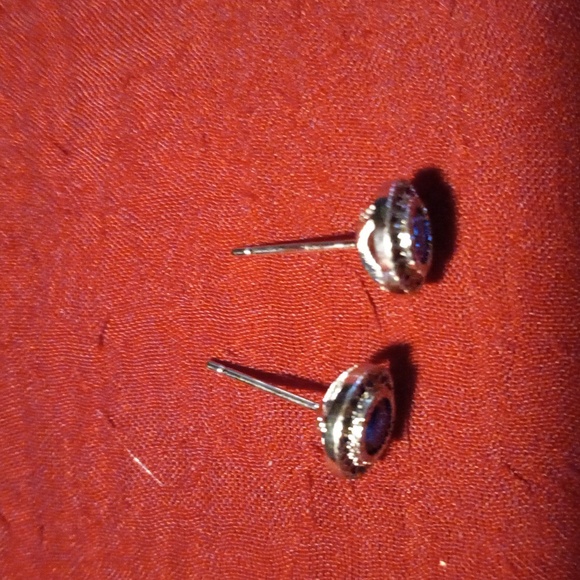 Earrings with sapphire colored stone - Picture 2 of 3